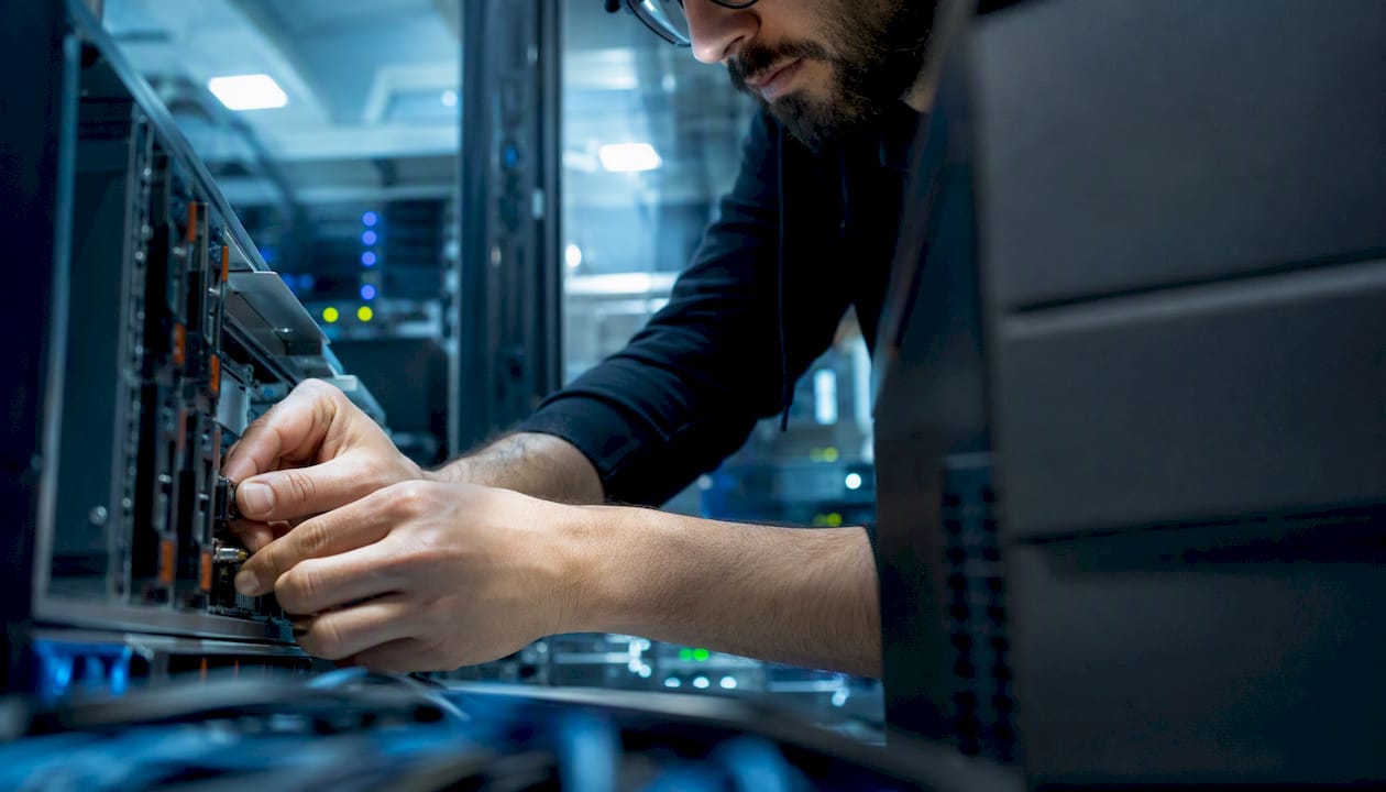 Специалист настраивает оборудование для DevOps и машинного обучения вручную
