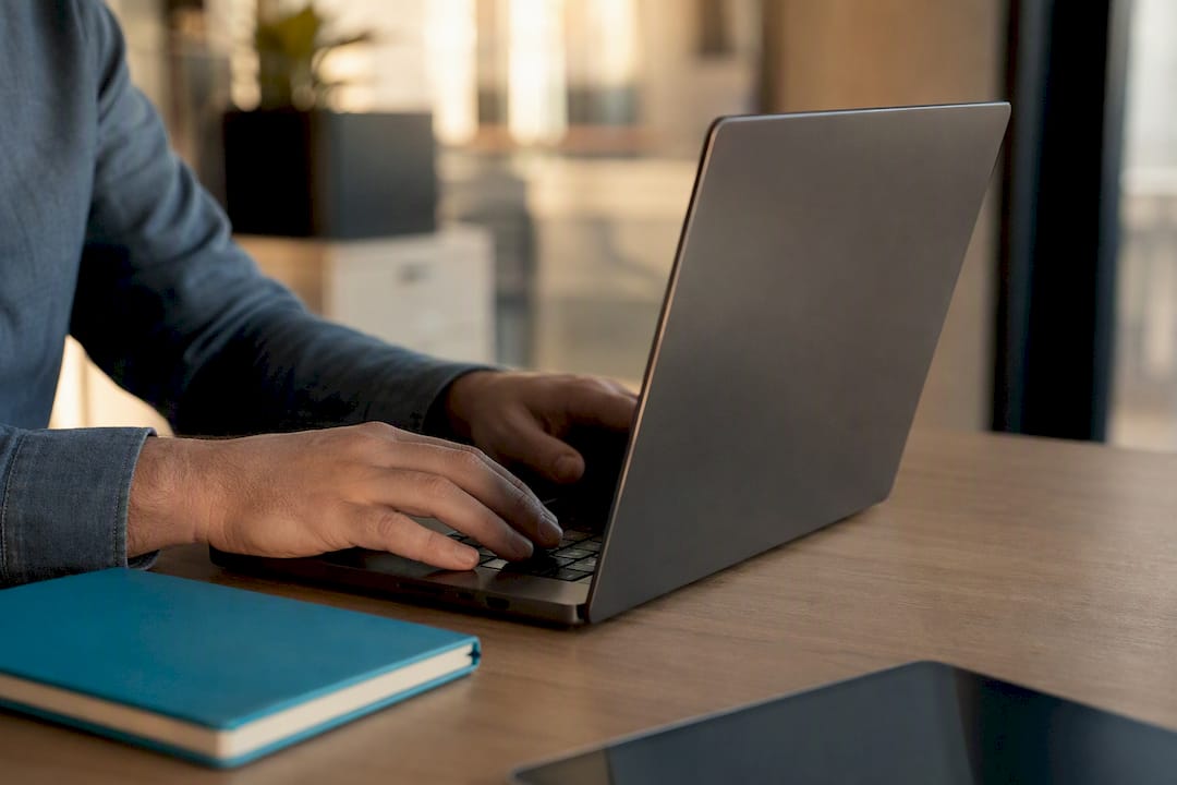 Руки вводят код операции в SAP