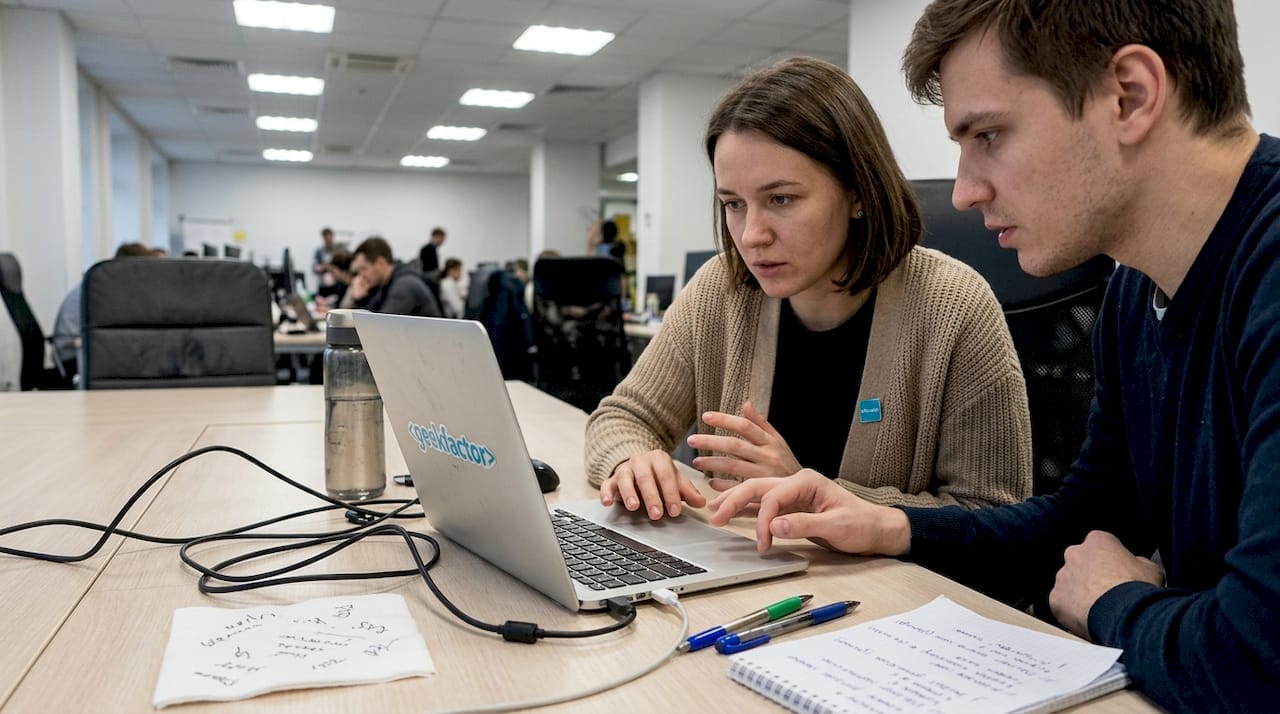 Разработчик и кандидат на собеседовании с живым программированием