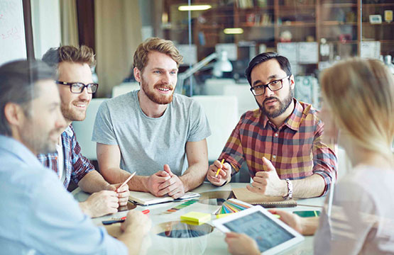 Команда разработчиков за обсуждением проекта